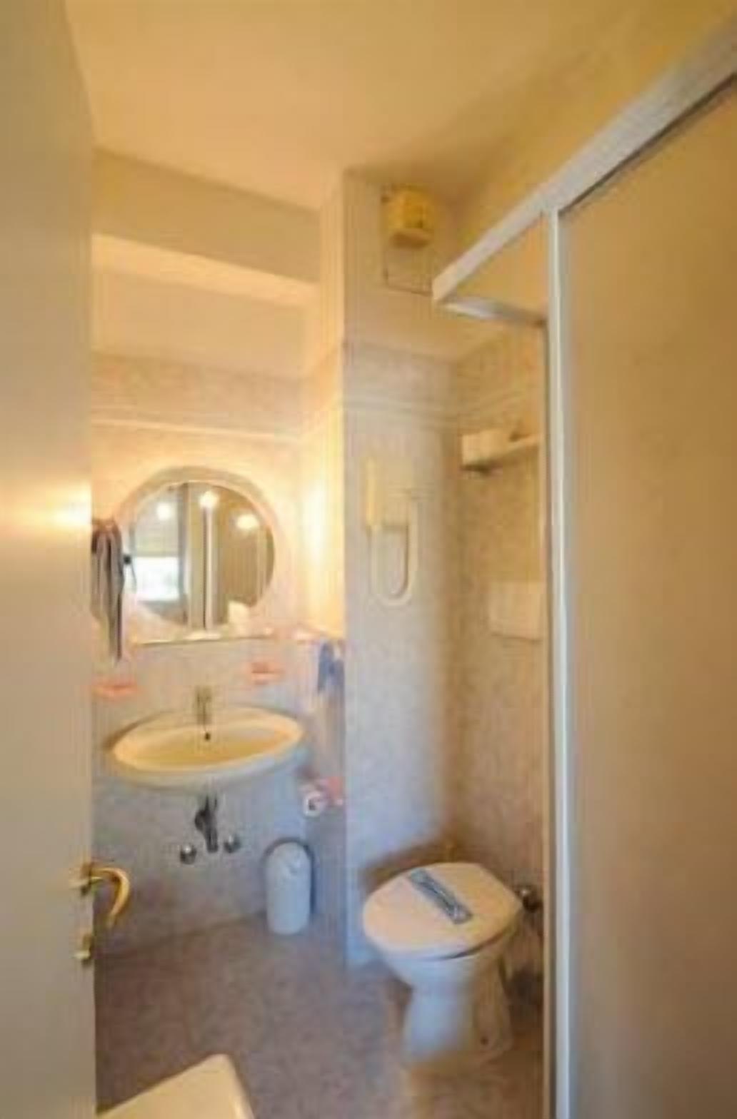 double or twin room | bathroom | shower, free toiletries, hair dryer, bidet