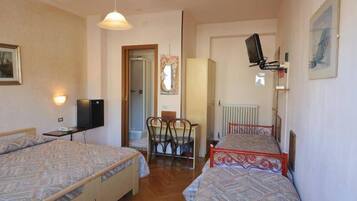 Copriletto in piuma, minibar, una cassaforte in camera, una scrivania