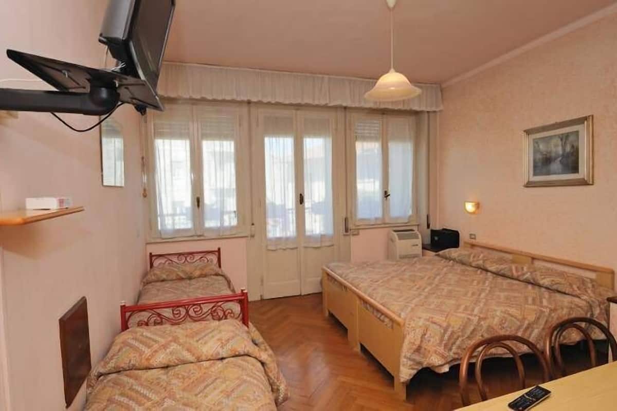 quadruple room | down duvets, minibar, in-room safe, desk