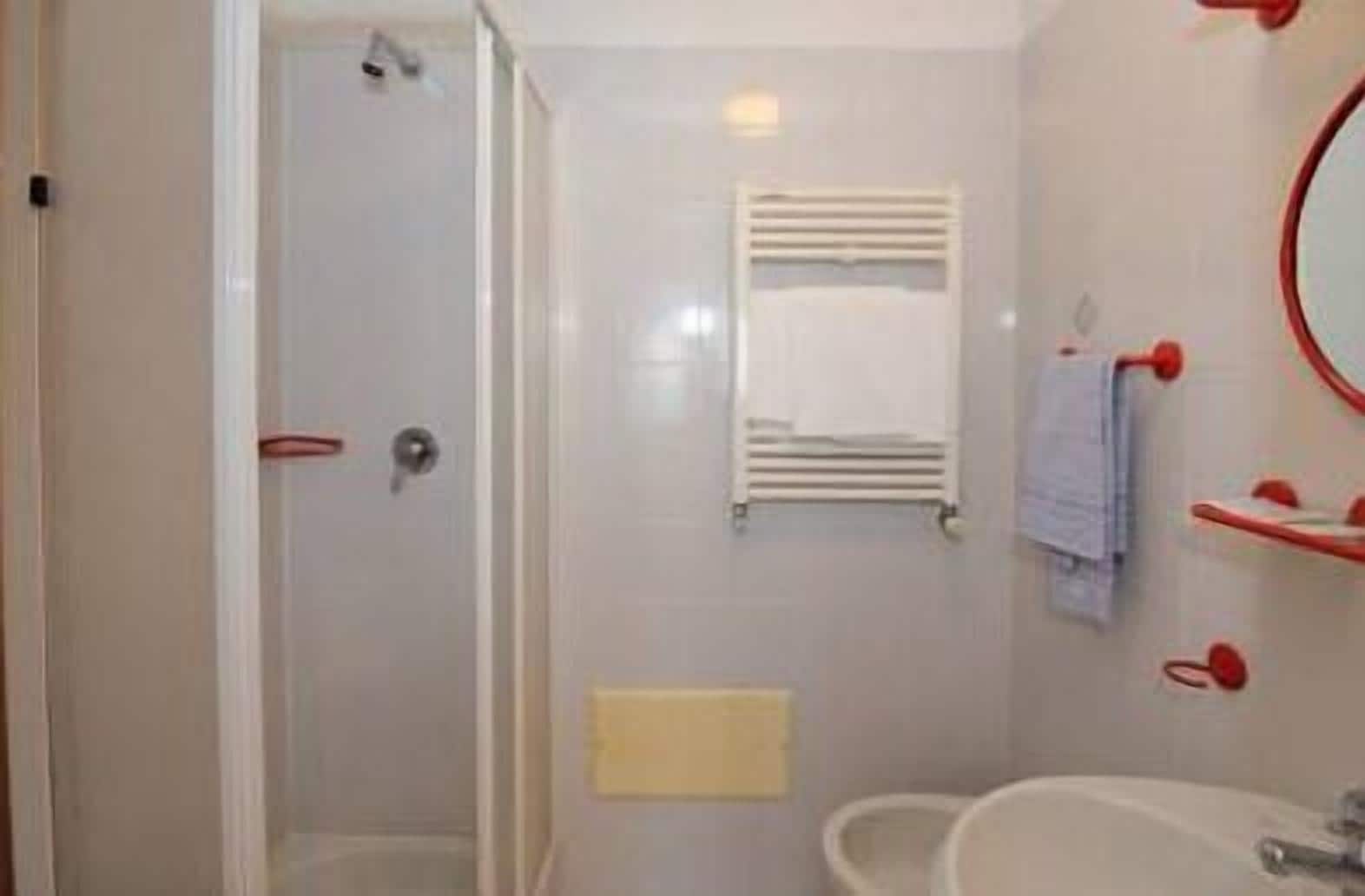 single room | bathroom | shower, free toiletries, hair dryer, bidet