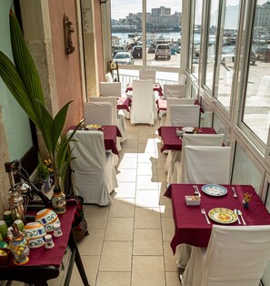 Daily buffet breakfast for a fee - Lakkios (Syracuse)