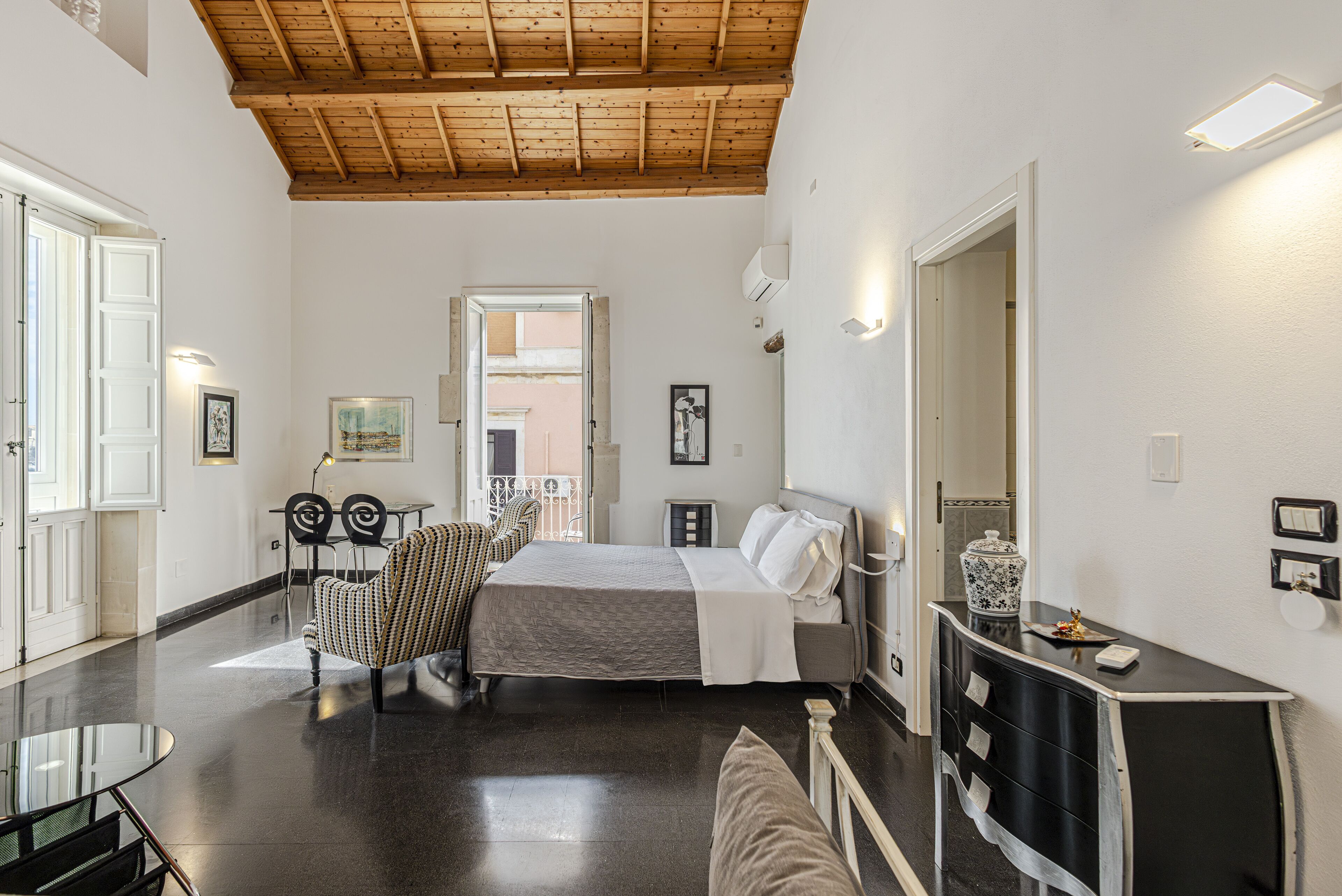 Suite, balkon, pemandangan laut | Minibar, brankas, meja kerja, dan kedap suara