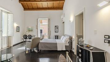 Suite, balcón, vista al mar | Minibar, caja de seguridad en la habitación y escritorio