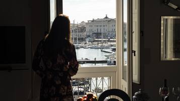 Suite, balcón, vistas al mar | Minibar, caja fuerte, escritorio y sistema de insonorización