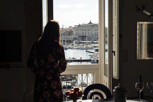 Suite, balcone, vista mare | Minibar, una cassaforte in camera, una scrivania, insonorizzazione