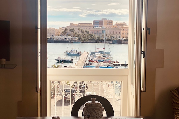 Suite, balcone, vista mare | 1 camera, minibar, una cassaforte in camera, una scrivania