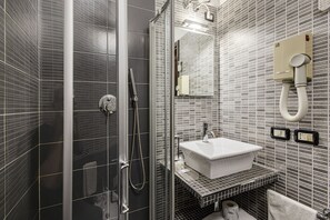 Doppelzimmer Meerblick | Badezimmer | Dusche, kostenlose Toilettenartikel, Haartrockner, Bidet