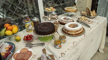 Desayuno buffet (EUR 13 por persona)