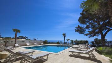 季節性室外泳池;08:00 至 20:00 開放;泳池傘、躺椅