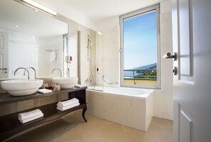 Suite | Bad | Toalettartikler (inkludert), hårføner, tøfler og håndklær