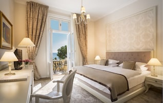 Superior Double Room, Sea View | Minibar, in-room safe, desk, free cribs/infant beds