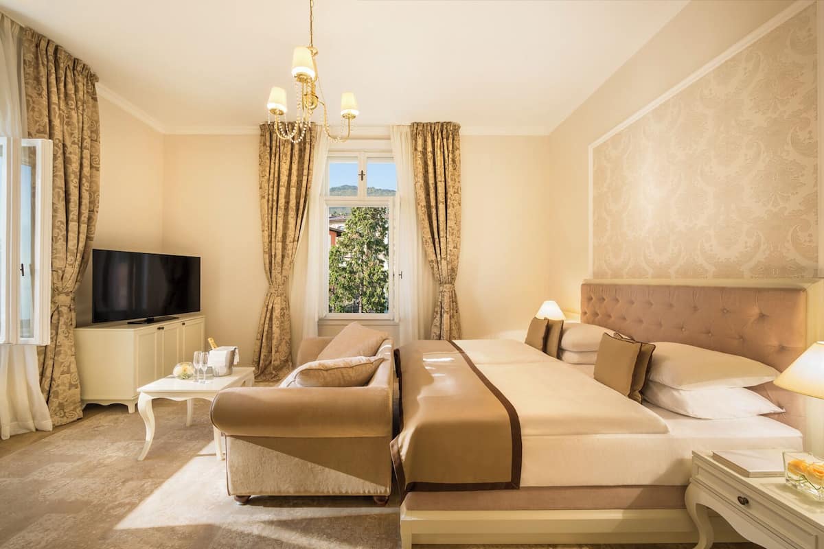 Junior Suite | Minibar, in-room safe, desk, WiFi (free)