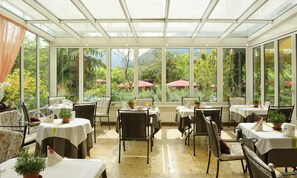 Petit déjeuner buffet (29 EUR par personne)