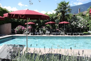 Piscine extérieure (ouverte en saison), parasols de plage