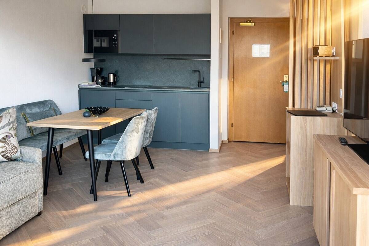 Deluxe Apartment, 1 Bedroom, Annex Building (Paradiesapfel, cleaning fee 85.50 euro) | 起居區 | 43-吋 LCD 液晶電視，提供數位頻道
