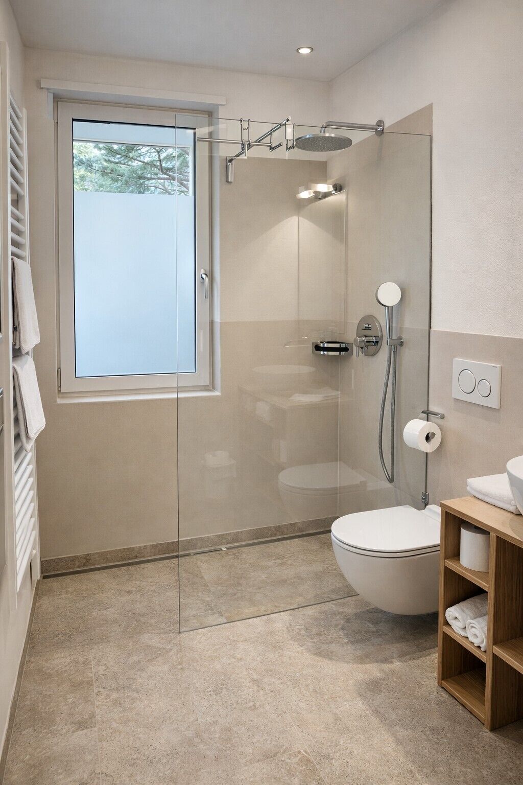 Un bagno moderno con doccia vetrata, un water e un mobile lavabo con porta asciugamani.