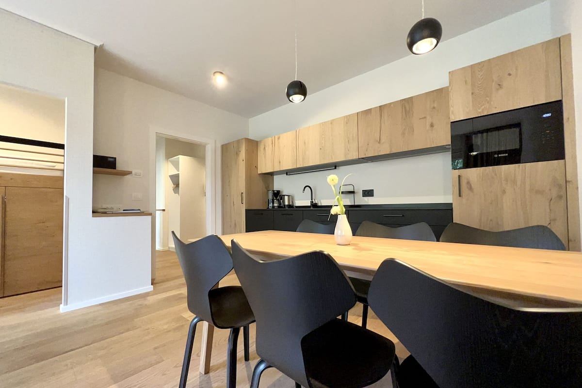 Deluxe Apartment, 2 Bedrooms (Gala, cleaning fee 96 euro) | 高級寢具、羽絨被、客房內保險箱、筆電工作空間