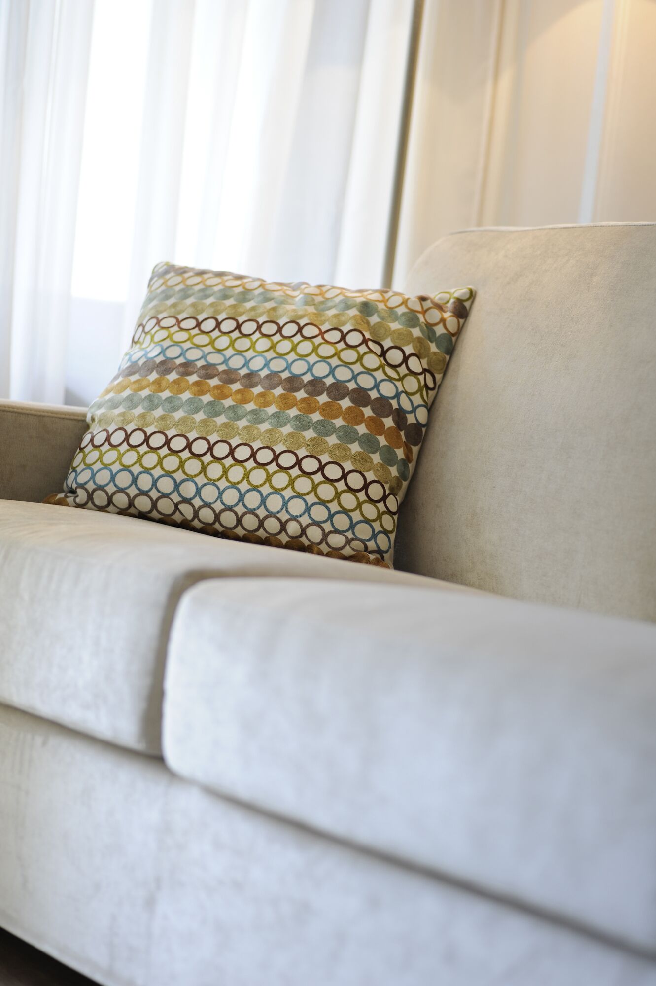 Ein Sofa mit einem gemusterten Kissen.
