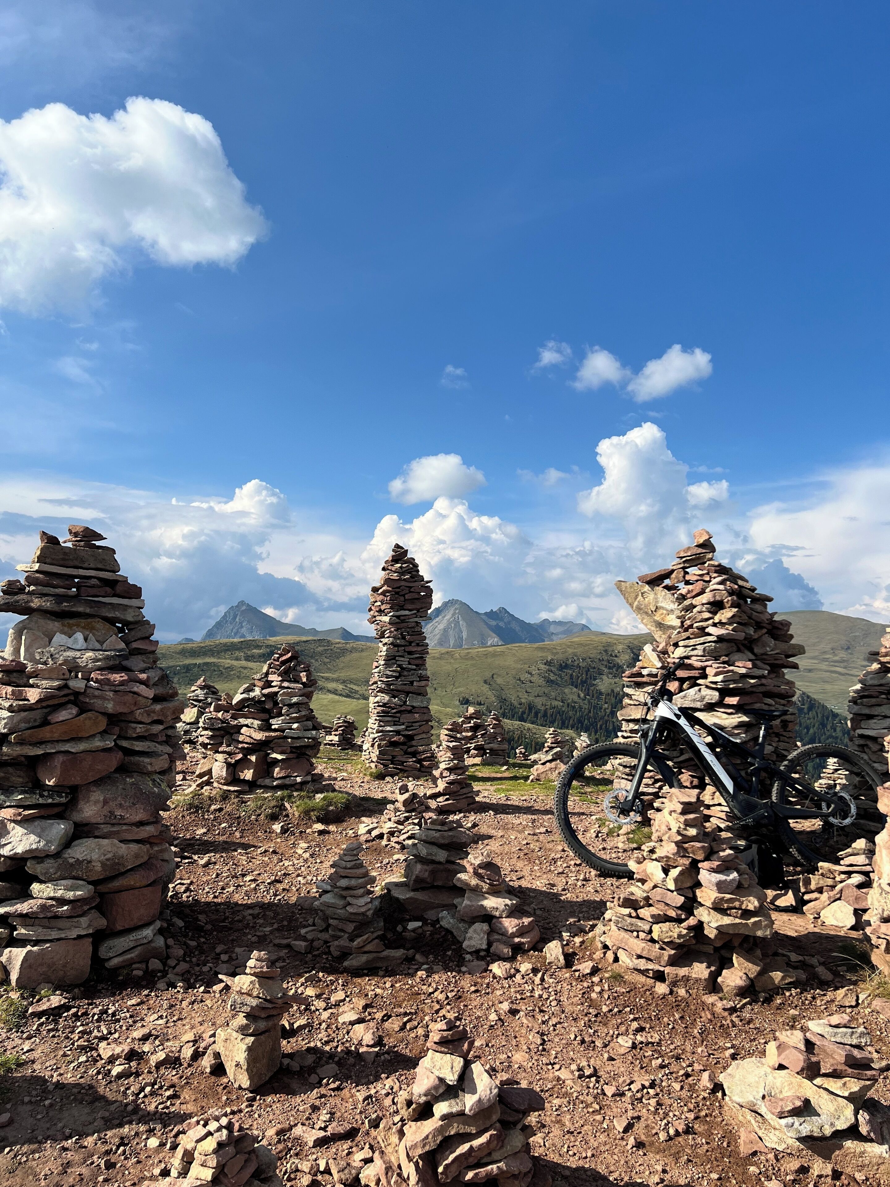 Ett bergigt landskap med stenrösen och en mountainbike.