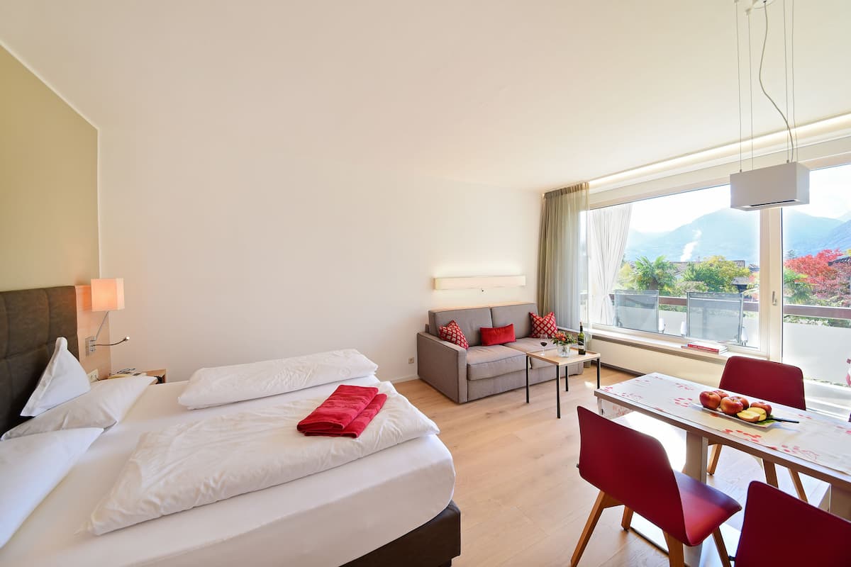 Premium bedding, down duvets, in-room safe, individually furnished