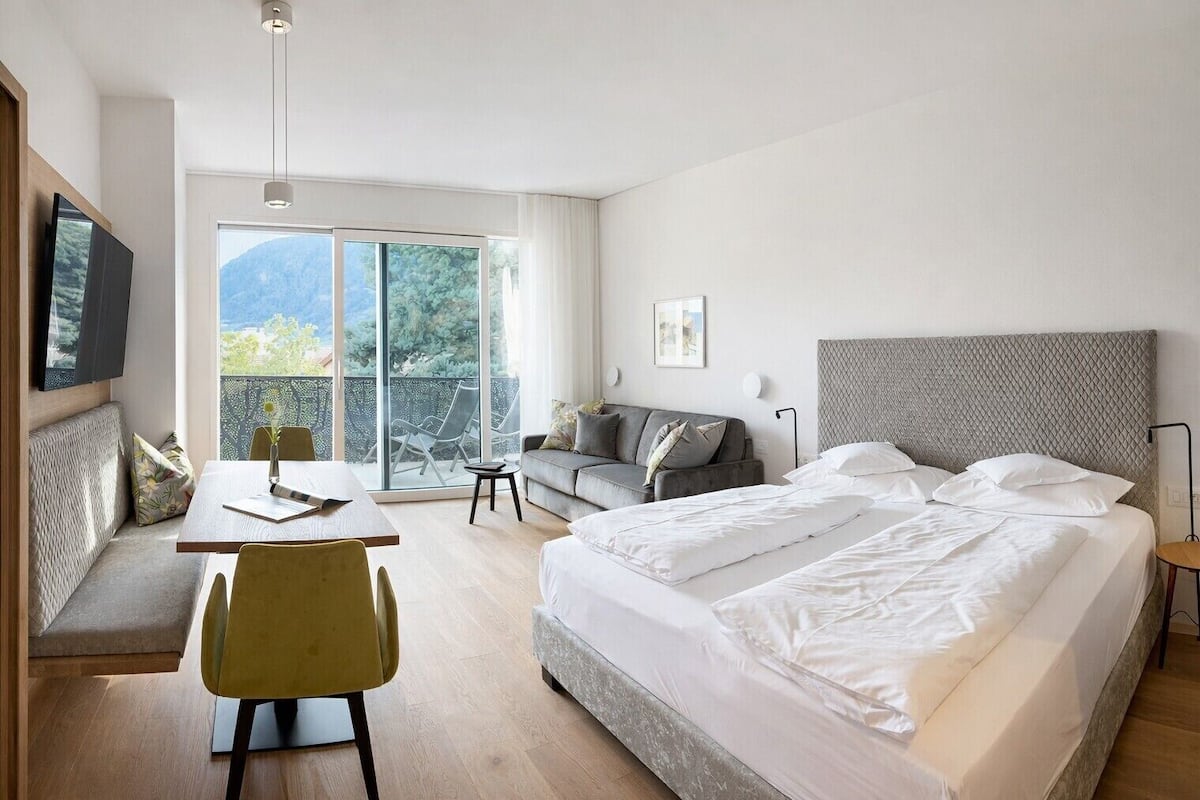 Premium bedding, down comforters, in-room safe, individually furnished