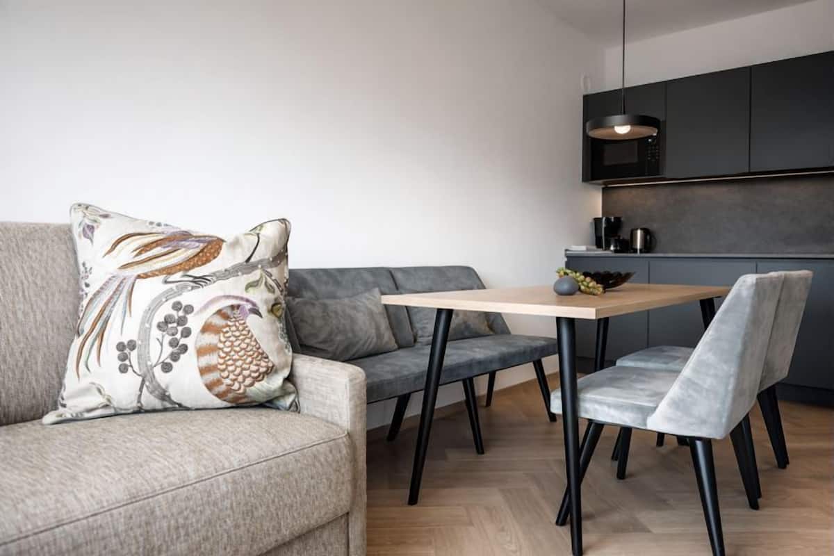 Deluxe Apartment, 1 Bedroom, Annex Building (Paradiesapfel, cleaning fee 83.50 euro) | Área de estar | TV LCD 43 polegadas com canais digitais