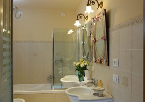 Separate bathtub and shower, hair dryer, towels - Ca'del Console (Venice)