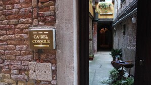 Unclassified image, 4 of 72, button - Ca'del Console (Venice)