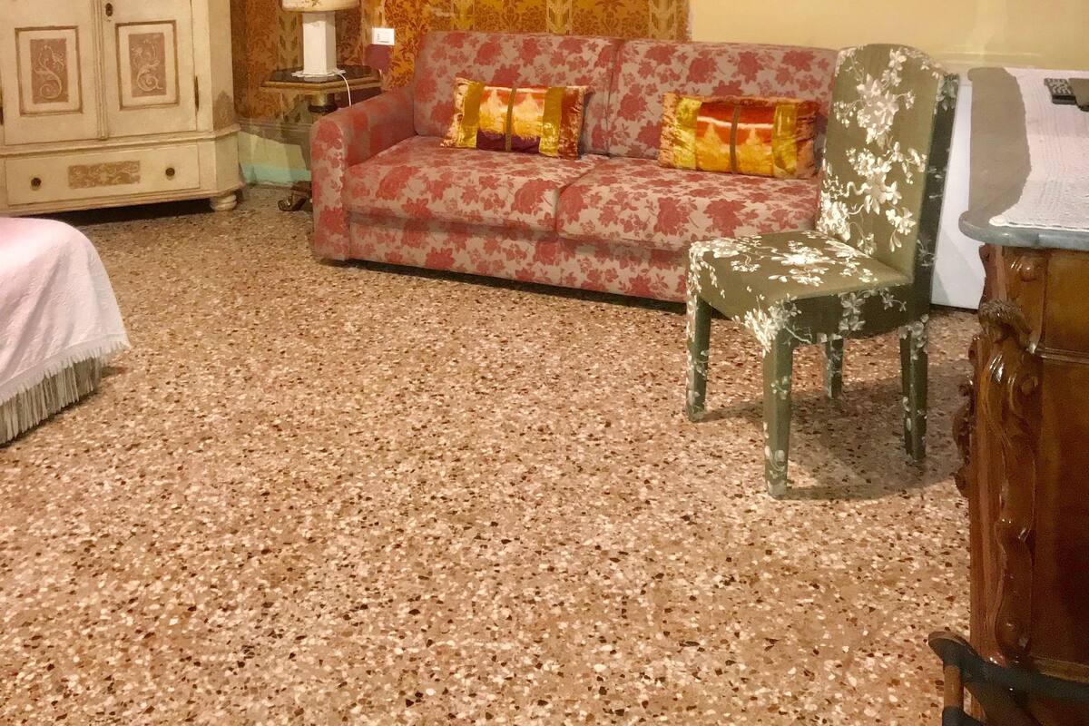Caja de seguridad en la habitación, escritorio y cunas gratuitas