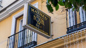 Señal para el Hostal Matheu, indicando que se encuentra en el primer piso.