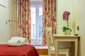 1 bedroom, blackout drapes, soundproofing, free WiFi - Hostal Matheu (Madrid)