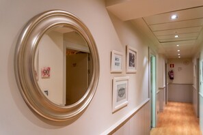 City Triple Room | Living area | Flat-screen TV - Hostal Matheu (Madrid)