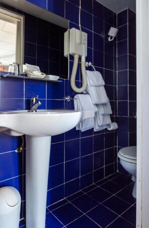 Quarto triplo conforto | Banheiro | Toalhas de banho