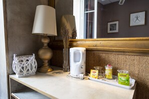Comfort Triple Room | Soundproofing, iron/ironing board, free WiFi - Hotel Mignon (Avignon)