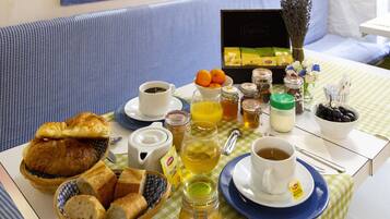 Desayuno continental (EUR 10 por persona)