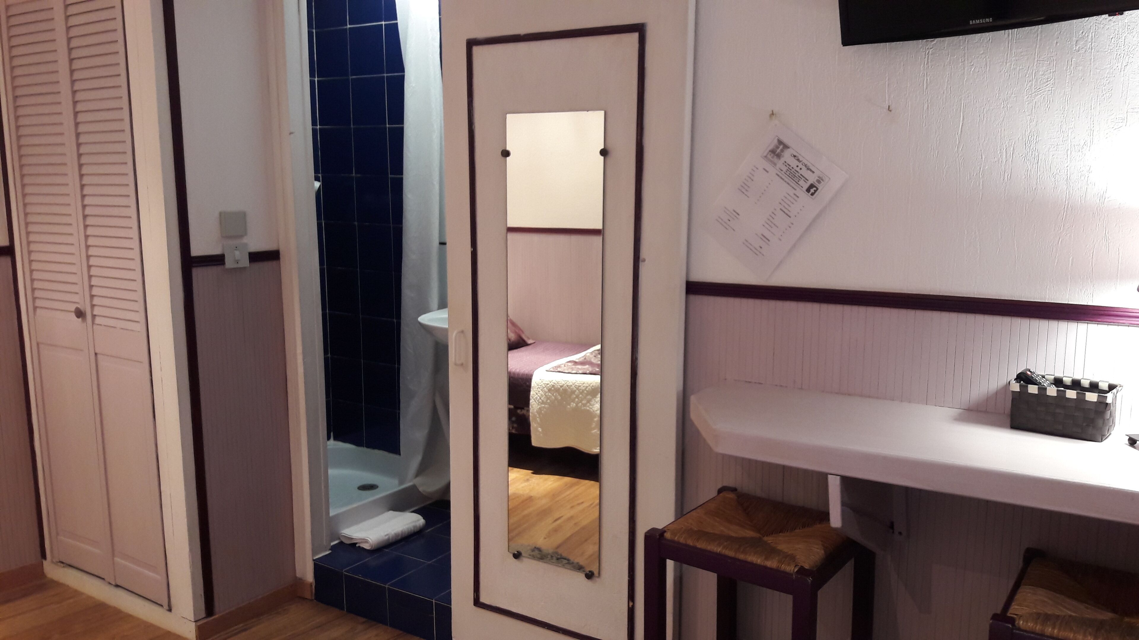 Un bagno con uno specchio, un lavandino e un water.