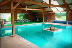 Indoor pool - Hôtel-Restaurant Le Beau Site (Royeres)