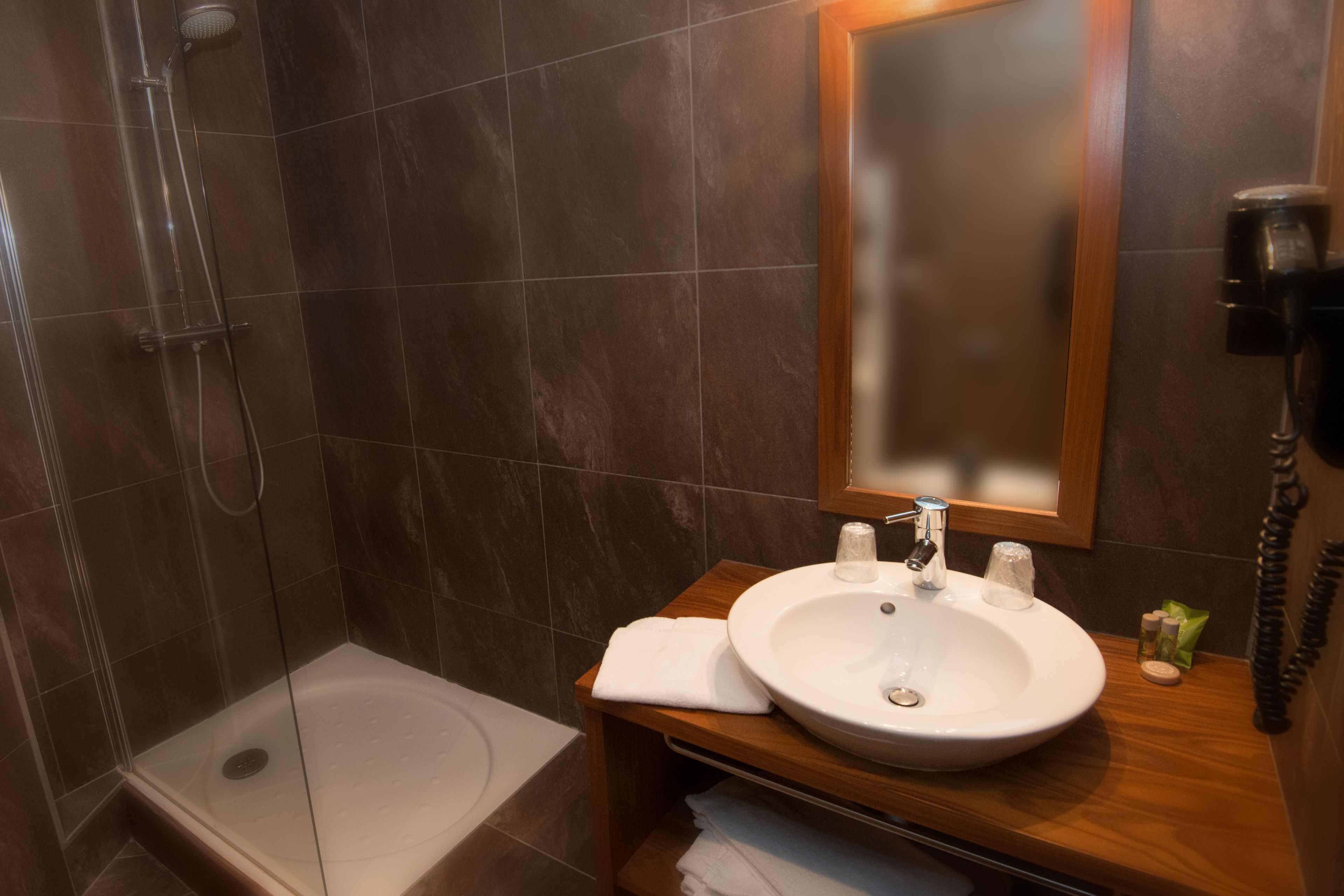 apartment (résidence) | bathroom | hair dryer, towels