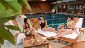 Piscine couverte, accès possible de 07 h 30 à 21 h 30, chaises longues 