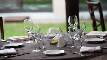 Se sirven desayunos, comidas y cocina francesa con vista al jardín