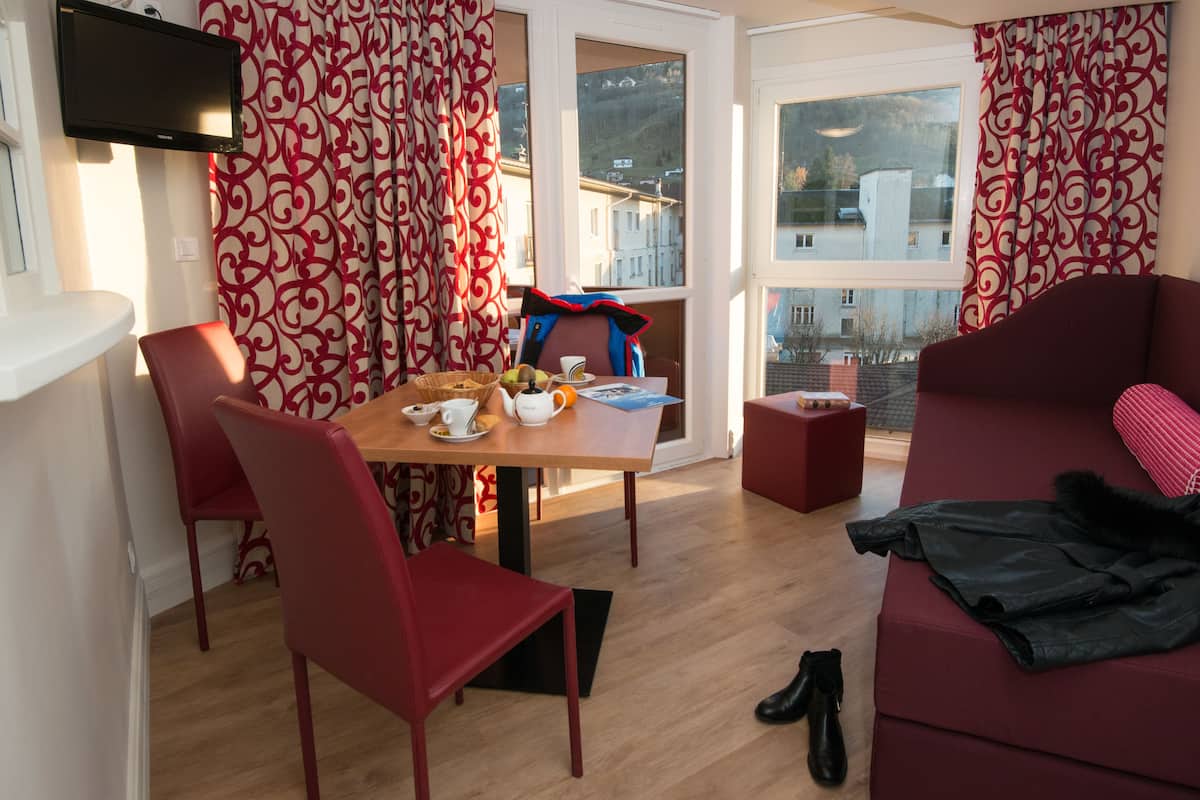 1 Schlafzimmer, Schreibtisch, laptopgeeigneter Arbeitsplatz