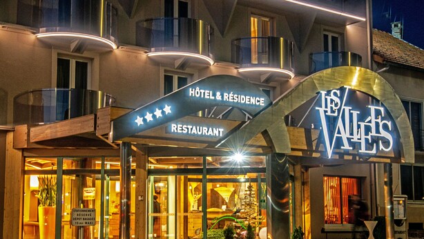 A hotel entrance with a sign reading "Hôtel & Résidence Restaurant." - Hôtel Les Vallées (La Bresse)