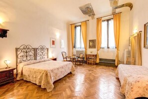 Habitación triple | Escritorio y ropa de cama