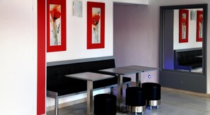 Daily cooked-to-order breakfast for a fee - Hotel Briand devient Hotel IPL (Levallois-Perret)