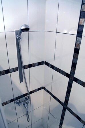Hair dryer, towels - Hotel Briand devient Hotel IPL (Levallois-Perret)
