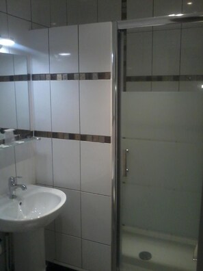Hair dryer, towels - Hotel Briand devient Hotel IPL (Levallois-Perret)