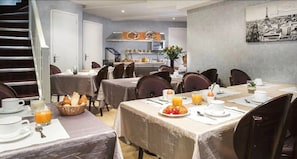 Café da manhã com buffet todos os dias (EUR 14.00 por pessoa)