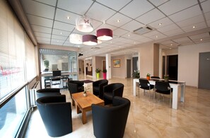 Lobby sitting area - Hotel Milton (ex Gis Hotel) (Neuilly-Plaisance)