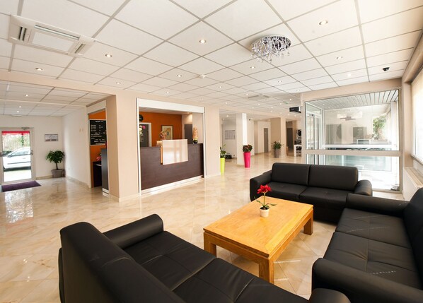 Lobby sitting area - Hotel Milton (ex Gis Hotel) (Neuilly-Plaisance)