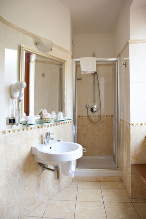 Single Room | Bathroom | Shower, free toiletries, hair dryer, slippers - Arco di Travertino (Rome)